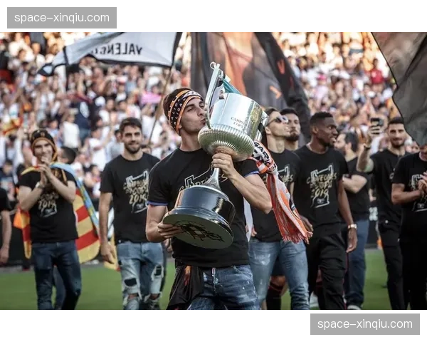 巴萨4-0大胜副班长，费兰·托雷斯完成帽子戏法