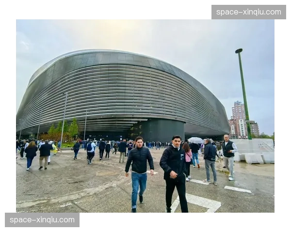 伯纳乌球场全新顶棚通过安全测试，将于四月全面投入使用