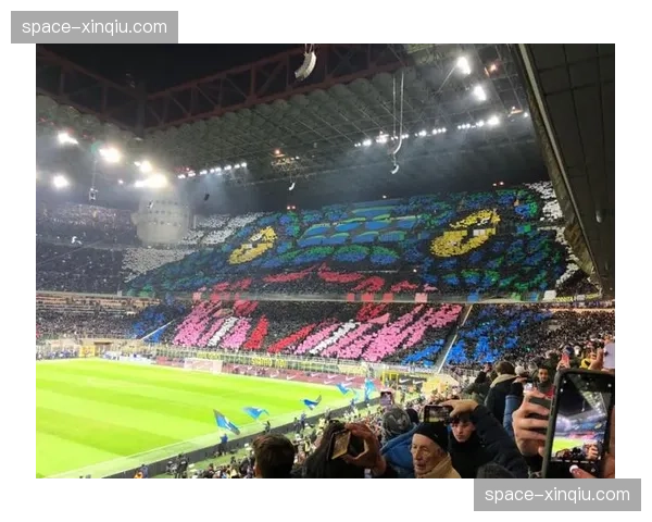 现场：北看台球迷巨型Tifo致敬即将退役的汉达诺维奇