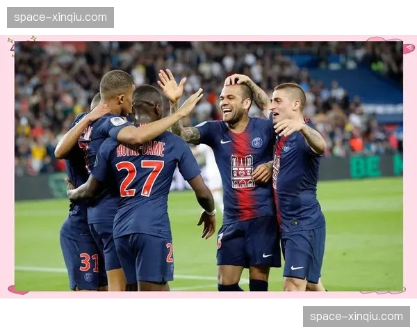 赛前踩场：巴黎圣日耳曼在里昂主场进行适应性训练，重点演练了高位逼抢的跑动配合